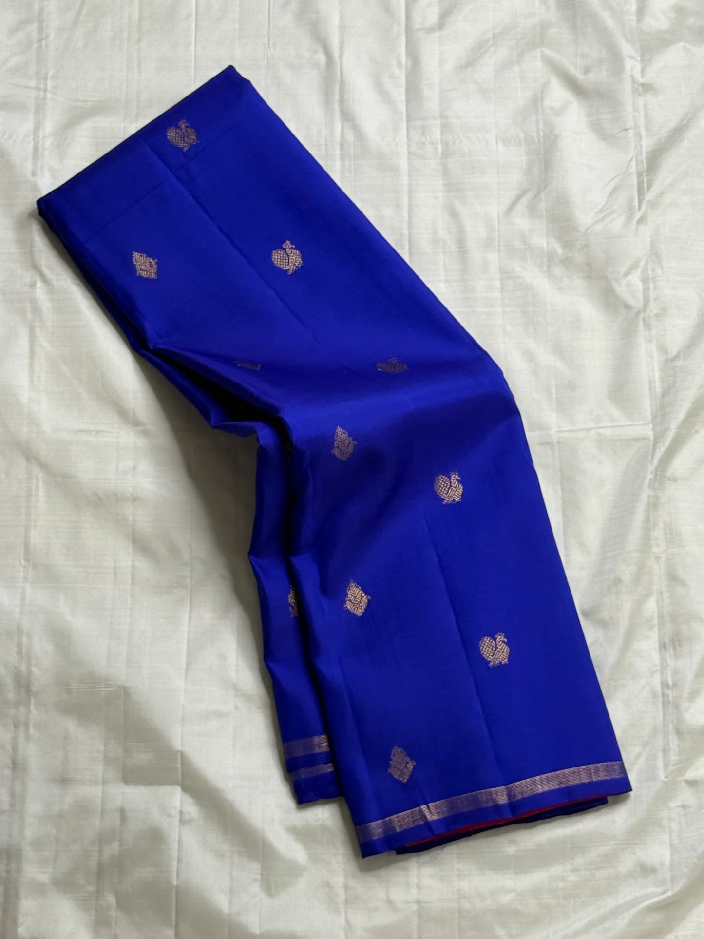 Nila Pattu — Pure Silk Kanchipuram (Handloom)
Royal nila blue with antique-gold paisley buttas & korvai contrast arakku-tangerine pallu
Silk Mark Certified • Free USA Shipping • Ships in Two Weeks • Dispatch in 1 Week