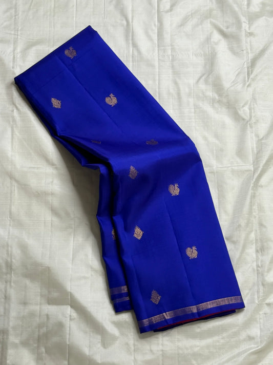 Nila Pattu — Pure Silk Kanchipuram (Handloom)
Royal nila blue with antique-gold paisley buttas & korvai contrast arakku-tangerine pallu
Silk Mark Certified • Free USA Shipping • Ships in Two Weeks • Dispatch in 1 Week