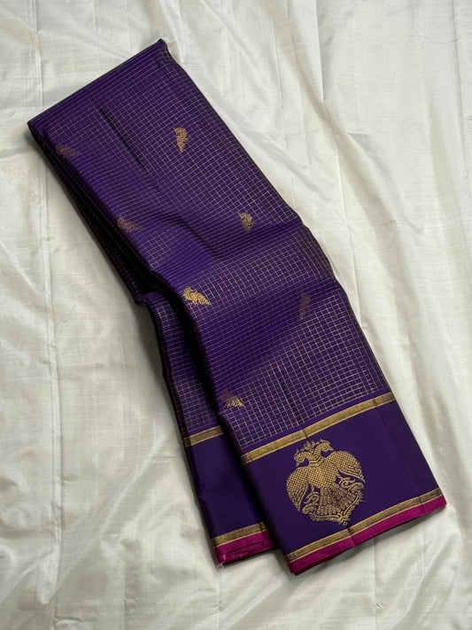 Vadamalli Gandaberunda Kattam — Pure Silk Kanchipuram Saree
Royal purple body with fine kattam checks & zari mankolam buttas, adorned with grand Gandaberunda borders and rich diamond brocade pallu with pink selvedge.
Silk Mark Certified ✅ | Fall & Pico