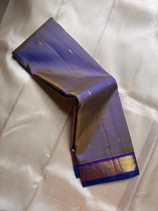 Periwinkle Neelam – Slate Blue & Violet Pure Kanchipuram Silk Saree ✨
Featuring gold leaf buttas, vaira-oosi chevron borders & royal violet pallu 💛
Silk Mark Certified ✅ | Ships in Two Weeks | Free Shipping within USA 🇺🇸