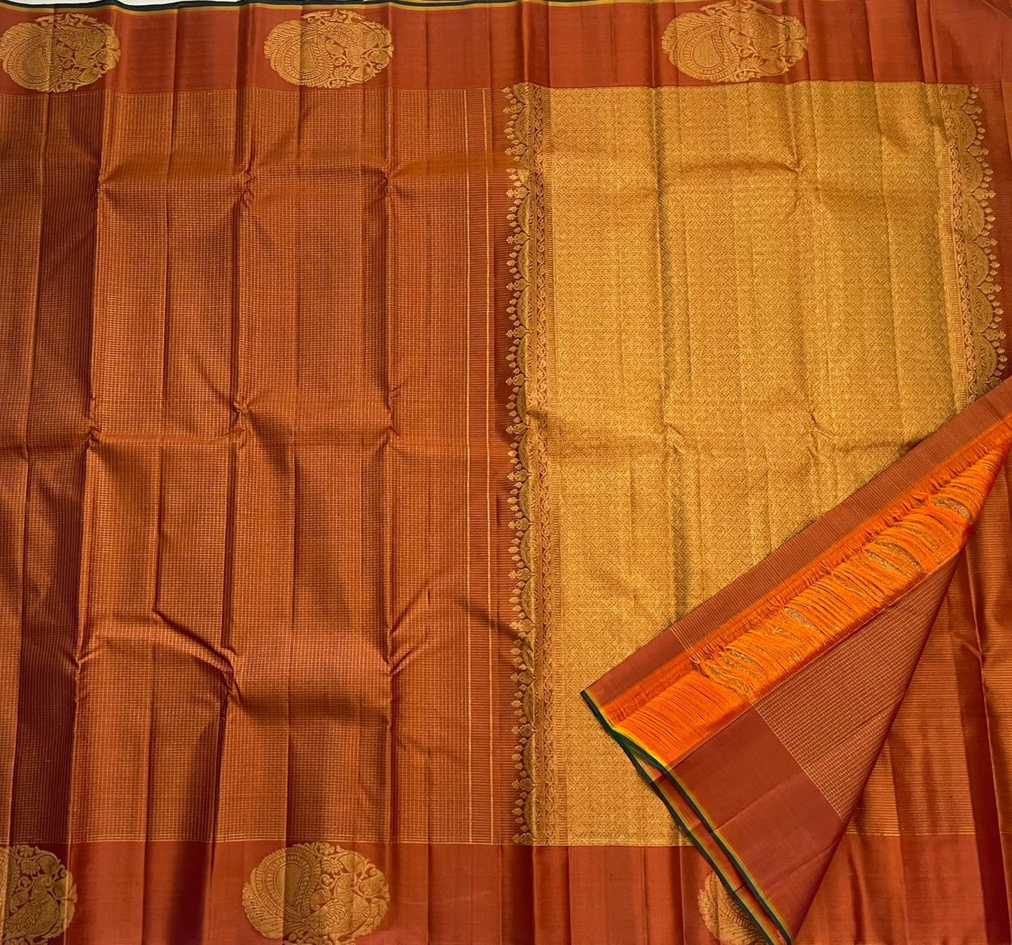 Rust Sorgavasal Mayil – Podi Kattam Pure Kanchipuram Silk Saree
Rust micro-checks with gold sorgavasal peacock chakram border
Brocade gold pallu & running blouse with border
Silk Mark Certified | Fall & Pico Done
Free Shipping (1week)