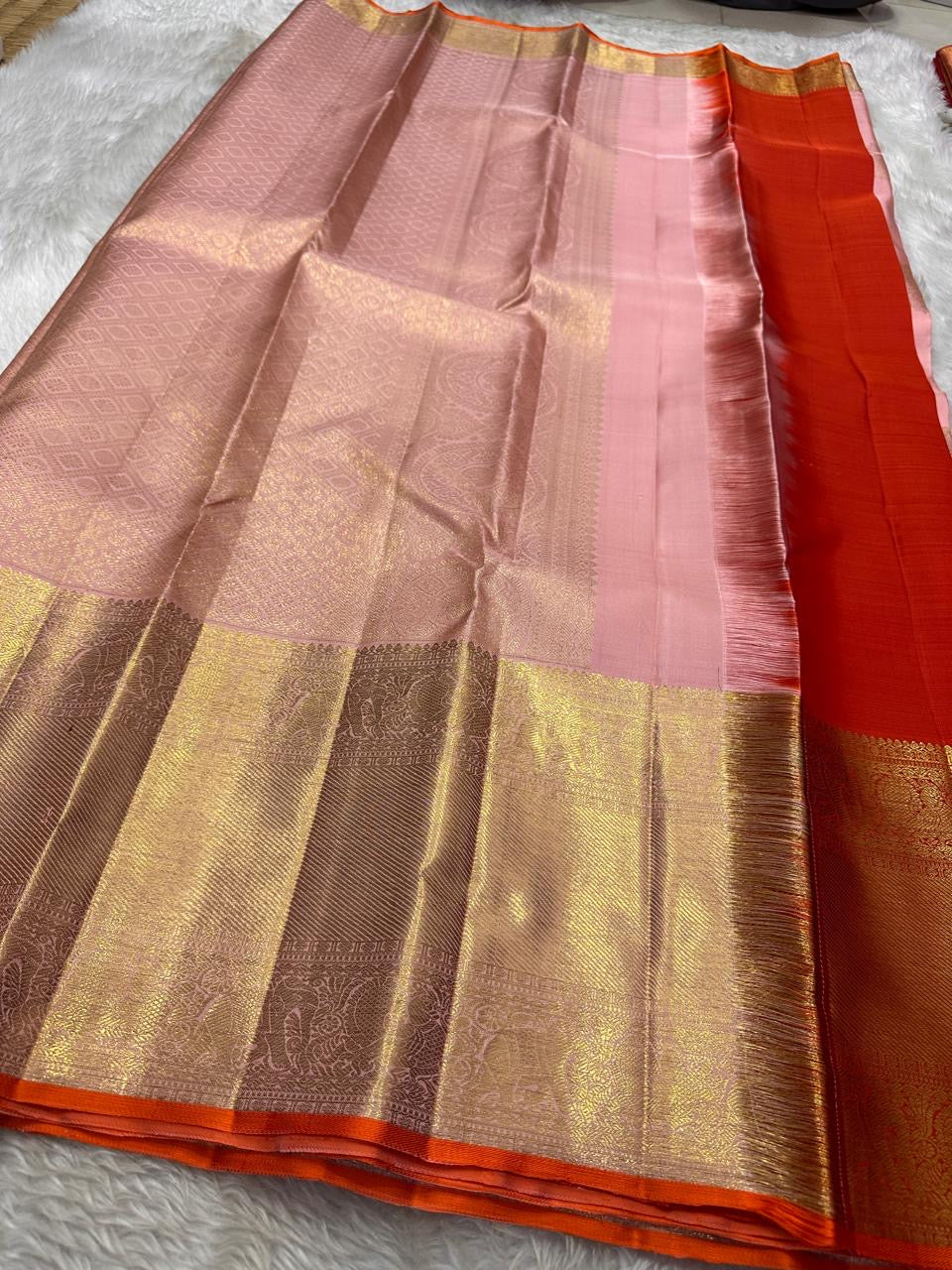 Lalima 🌸 – Bud Pink Pure Silk Saree
Featuring Large Ornate Floral Motifs Woven in 3g Pure Zari ✨
Adai Madam Floral & Vine Borders with Majestic Baavanji & peacock motif Layers 🌿 🦚
Finished with a Crimson-Orange Selvedge for Stunning Contrast 🔥
