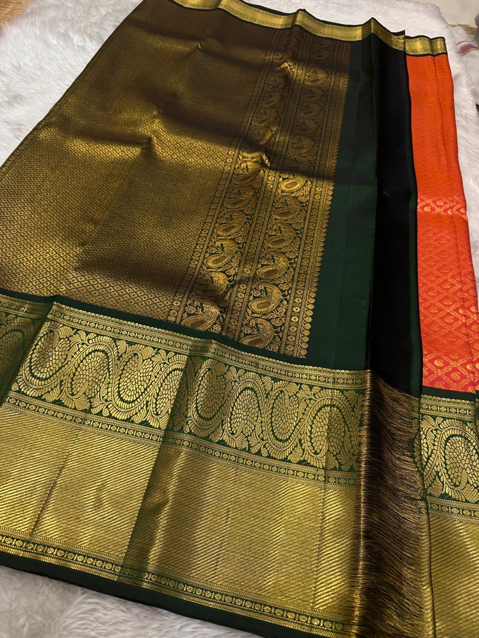 Gayatri ✨ – Fiery Orange Kanchipuram Pure Silk Saree
with All-Over Diamond Brocade & Paisley Buttas
Broad Bottle-Green Korvai Border in 3gms Pure Zari 🌿
Majestic Deep Green Pallu with Jaal & Vine Motifs
Silk mark zari certificate provided