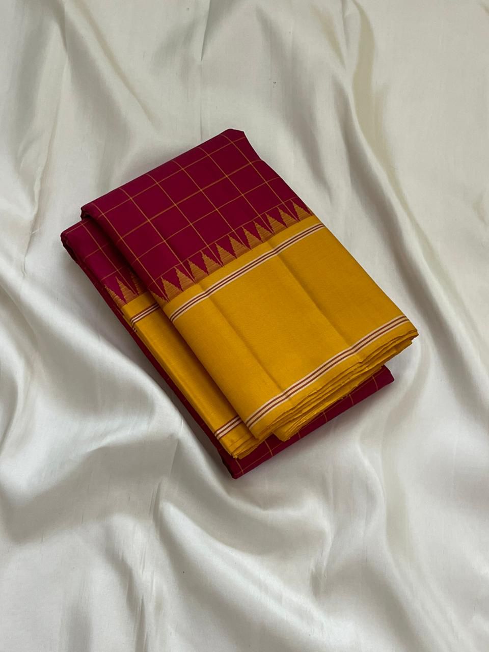Kattam Kanthi — Pure Silk Kanchipuram Saree
Kalyana arakku body with mustard korvai borders, temple-reku edging & varisaipettu pallu in gold-ochre stripes.
Silk Mark Certified ✅ • Ships in Two Weeks 🚚 • Free Shipping within USA 🇺🇸