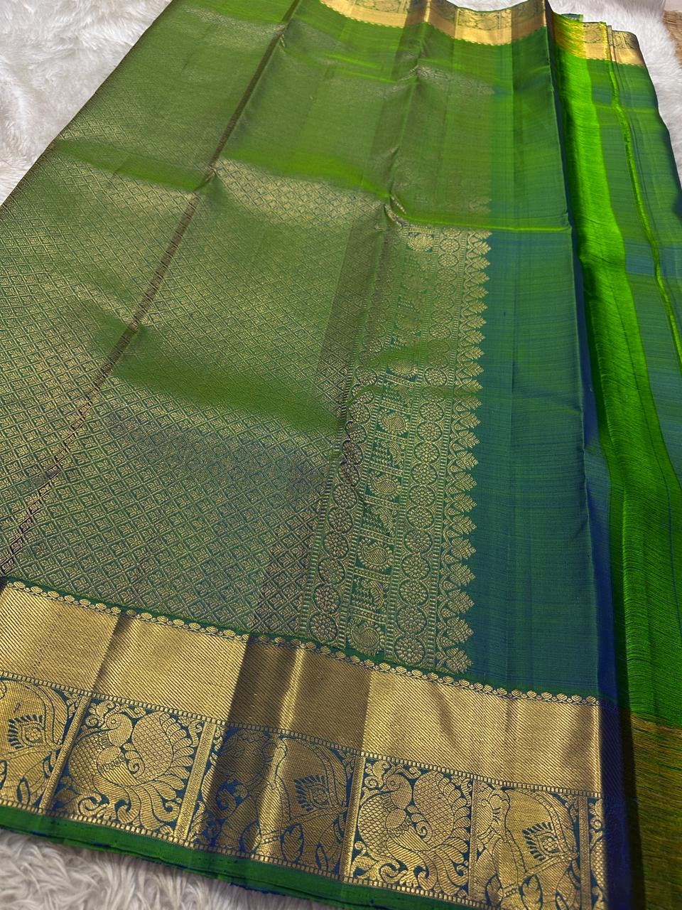 Dia ✨ – Vibrant Peacock Green Kanchipuram Pure Silk Saree
Gold Zari Buttas Adorning the Body
Intricate Gaja–Annam (Elephant & Peacock) Motif Border
Coordinated Peacock Green Silk Blouse Piece Included
Silk Mark Certified | Fall & Pico Done | Ready to Ship