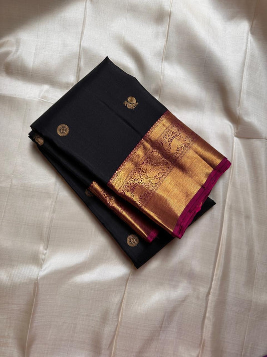 karupu mayil chakram — Pure Silk Kanchipuram
Jet-black body with gold chakram buttas & peacock zari borders in antique finish
Silk Mark Certified • Free USA Shipping • Ships in Two Weeks ✅