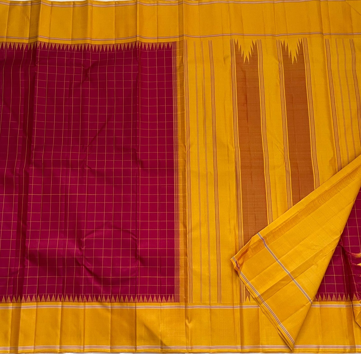 Kattam Kanthi — Pure Silk Kanchipuram Saree
Kalyana arakku body with mustard korvai borders, temple-reku edging & varisaipettu pallu in gold-ochre stripes.
Silk Mark Certified ✅ • Ships in Two Weeks 🚚 • Free Shipping within USA 🇺🇸