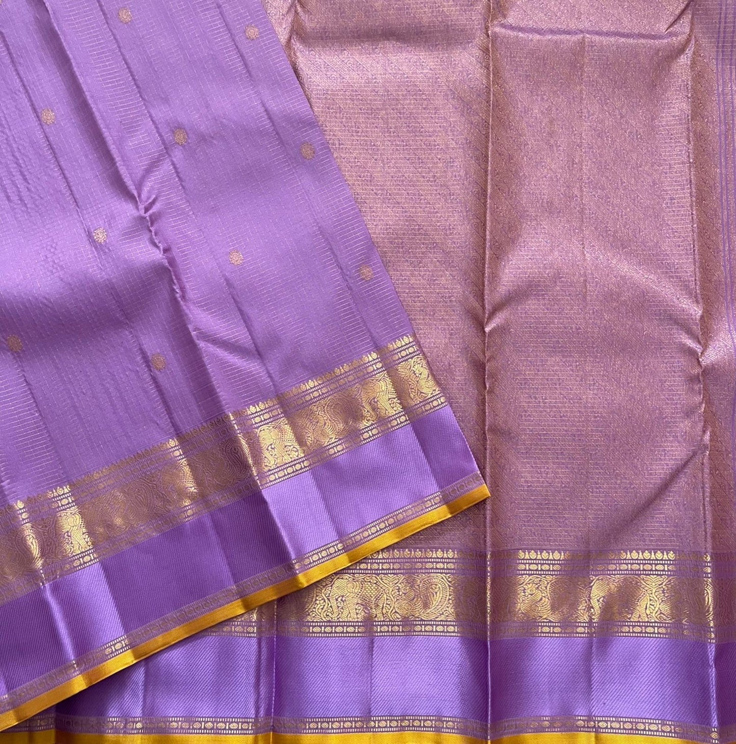 Blooming Lavender — Pure Silk Kanchipuram
Lavender body with oosi-kattam pinstripes, gaja-paisley zari borders & turmeric-gold selvedge ✨
Silk Mark Certified • Antique Zari Weave • Ships in Two Weeks • Free Shipping within USA