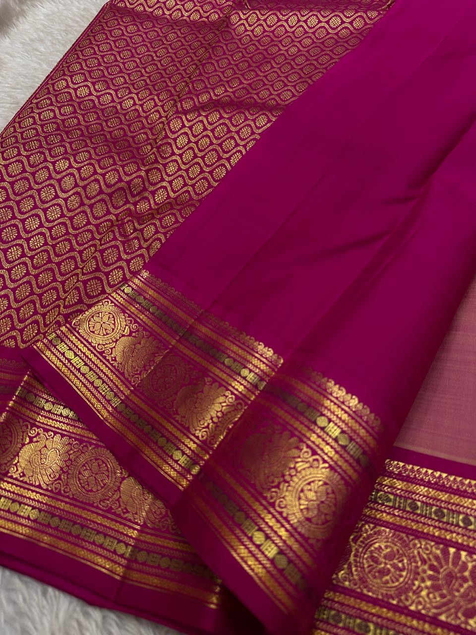 Rose Radiance ✨ – Pure Kanchipuram Silk Saree in Pink
Korvai Raspberry-Pink Border with Floral & Medallion Zari Panels; Magenta Selvedge
Body in Rose Pink with Gold Buttas
Rich Magenta Zari Brocade Pallu with
Silk Mark Certification