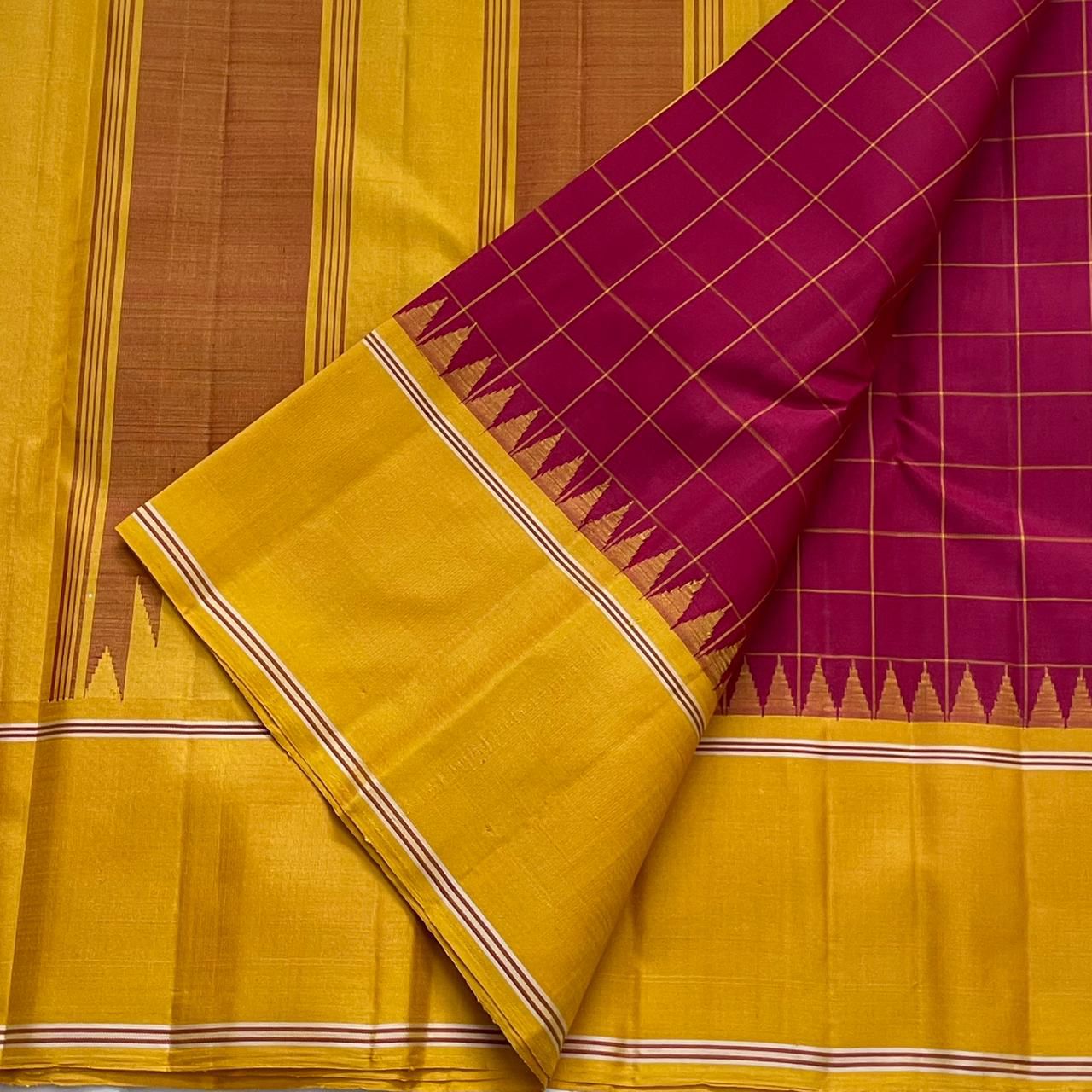 Kattam Kanthi — Pure Silk Kanchipuram Saree
Kalyana arakku body with mustard korvai borders, temple-reku edging & varisaipettu pallu in gold-ochre stripes.
Silk Mark Certified ✅ • Ships in Two Weeks 🚚 • Free Shipping within USA 🇺🇸