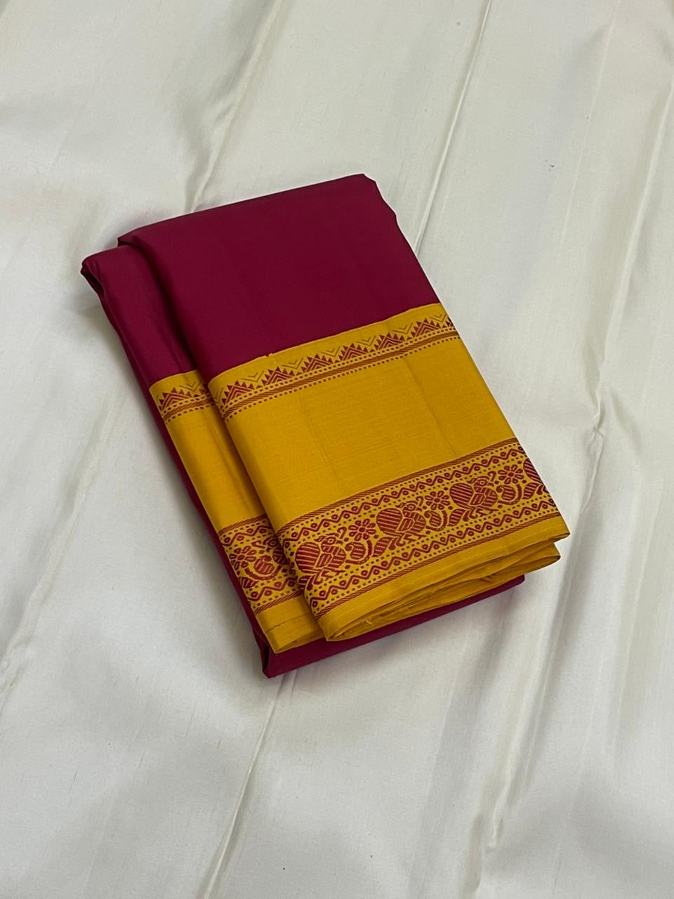 🌼 
Gopura Deepam – Pure Silk Kanchipuram
Bright red  Body • Turmeric-Yellow Korvai Border
Temple Gopuram & Pushpam Thread Motifs • Varisaipet Pallu
Contrast Yellow Blouse Piece Included
Silk Mark Certified ✅ • Ships in Two Weeks • Free USA Shipp