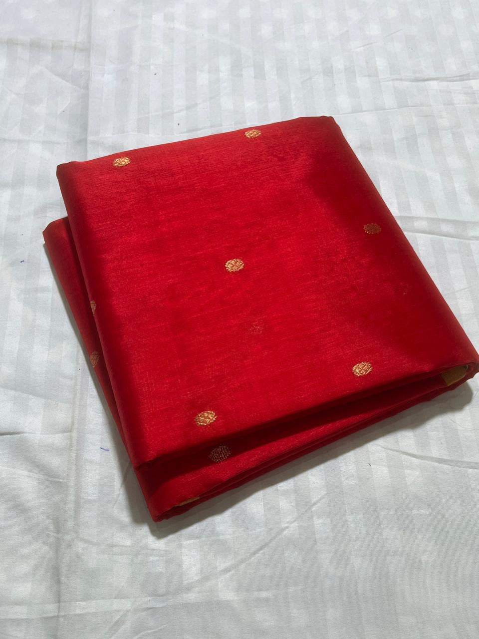 Chidiyaa 🌼✨
Pure Silk Chanderi Handloom Red Saree
All-Over Zari Buttas with Graceful Shimmer
Contrasting Selvedge & Luxurious Zari Pallu
Fall & Pico Done | Blouse Attached | Stitching Available