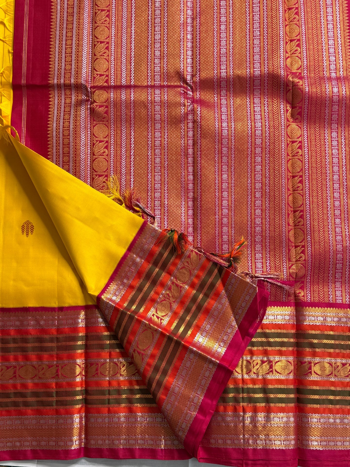 Pasupu sonaroopa -yellow body with green chakram & maroon sheaf buttas • Varisaipet korvai borders in rust, olive & rani pink with dual-tone zari • Grand  pallu with temple vines & medallions ✨
Silk Mark Certified ✅ • Free Shipping within USA in 1 week