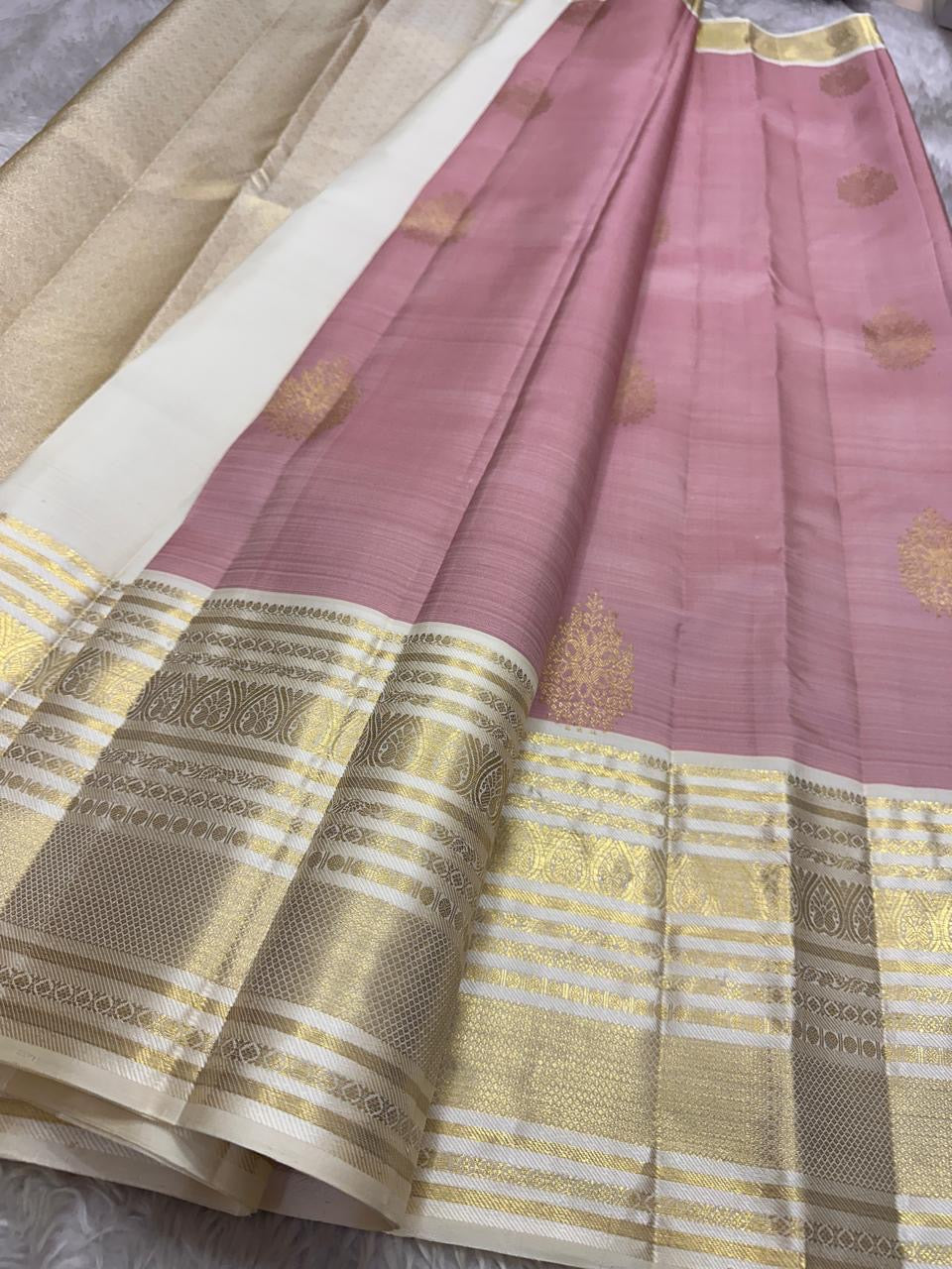 🌸 
Sveta Pushpam – Rose Pink & Ivory Korvai Kanchipuram
 Pure Silk • Gold Mankolam Buttas • Ivory–Gold Korvai Border & Grand Pallu
Silk Mark Certified ✅ • Fall & Pico Done ✅
Blouse Stitching Available ($30) ✅ • Free Shipping within USA ✅ 2 weeks