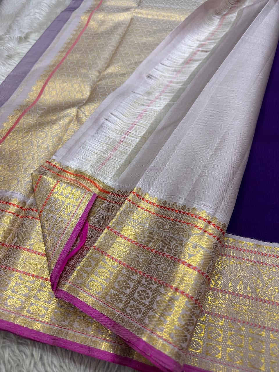 Shubra — Pure Silk Kanchipuram Saree
Royal Purple with Gold Buttas & Silver-White Tissue Border ✨
Silk Mark Certified • Fall & Pico Done • Free USA Shipping • Ships in Two Weeks ✅