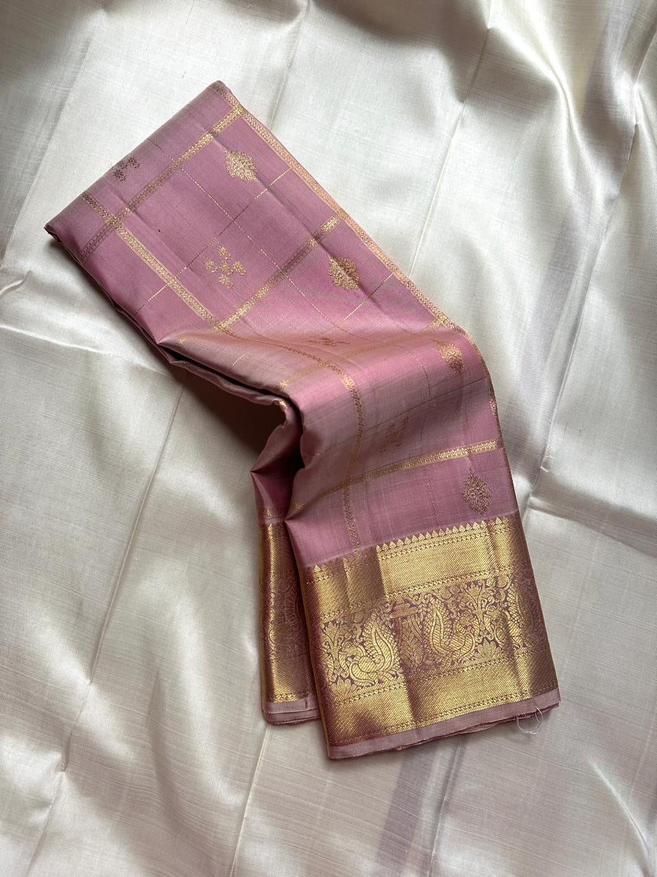 Lilac Mayil – Pure Kanchipuram Silk Saree
Ash-Lilac Body with Zari Kattam Checks & Buttas
Broad Antique-Gold Peacock Zari Borders
Grand zari Pallu
Silk Mark Certified | Fall & Pico Done | Blouse Stitching Available | ships in two weeks Free