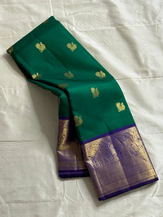 ✨ Pure Kanchipuram Silk Saree
🟢 Emerald green body with gold paisley buttas
💜 Royal purple korvai border & grand elephant procession pallu
🪡 Silk Mark Certified • Fall & Pico Done • Blouse Stitching $30
📦 Free USA Shipping • Dispatch in 1 week •