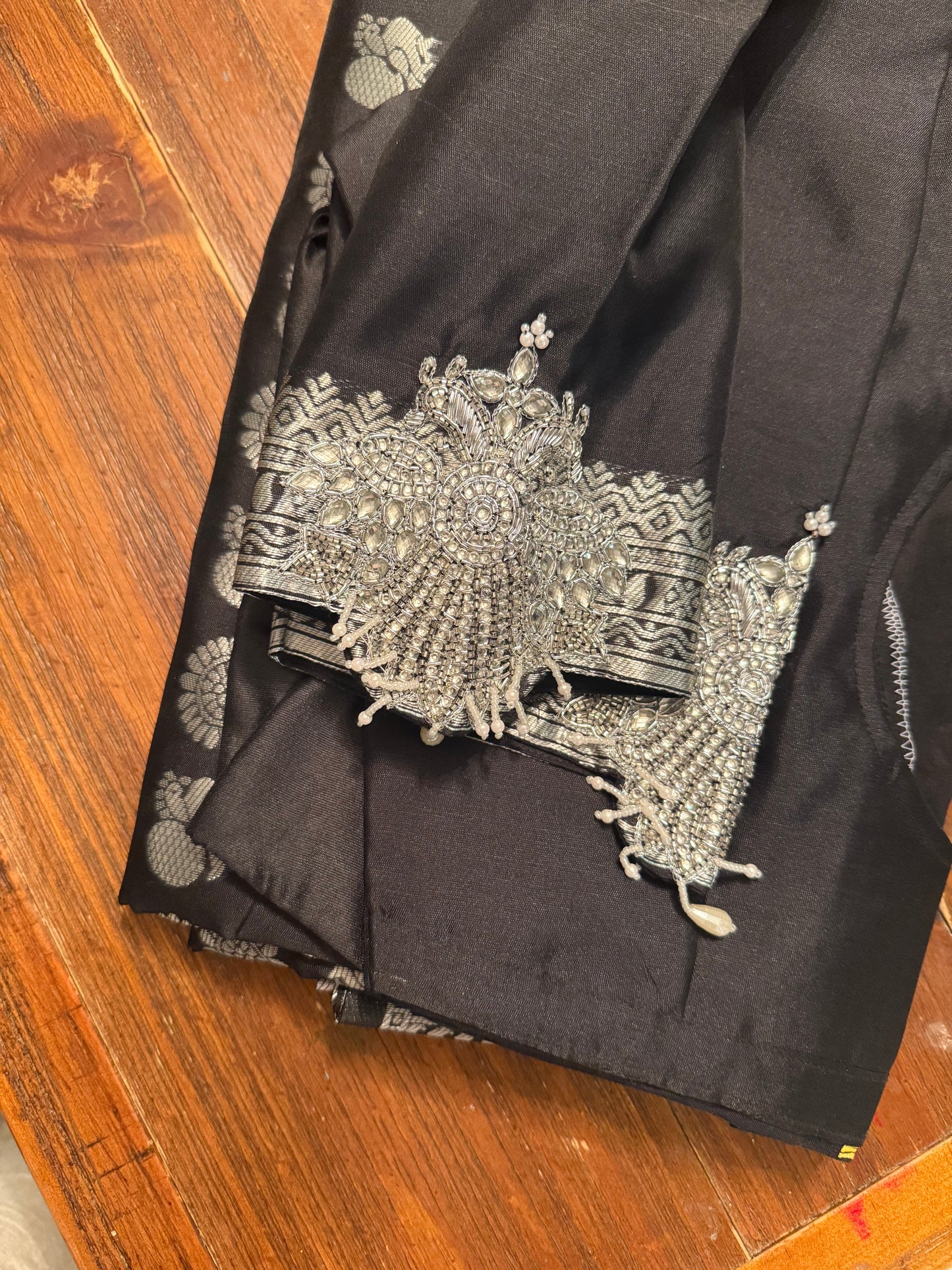 🦚 Black & Silver Peacock Elegance — Embroidered semiSilk Saree & Stonework Blouse ✨
Black and silver with gold-silver tones & temple-style peacock embroidery 🌿 Elegant & festive
Now $79 (was $135) | Only 1 Piece | Ships from New Jersey | $5 USA Shipping