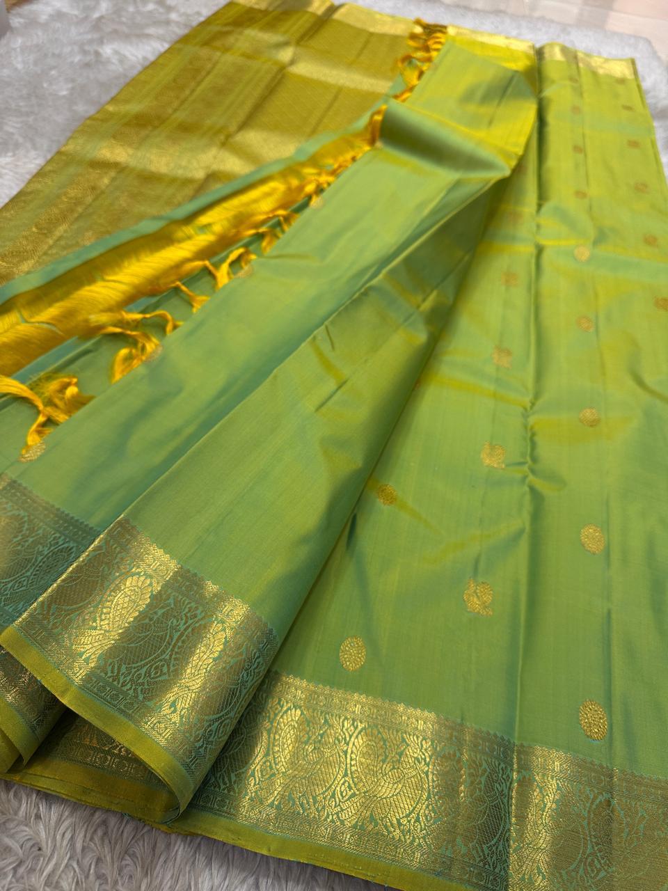 ✨ Pachai Thuli — Shot Chartreuse Pure Silk Kanchipuram Saree ✨
Dual-tone chartreuse & sea-green with gold zari buttas, peacock border & rich zari pallu.
Silk Mark Certified • Free USA Shipping • Ships in 1–2 Weeks • Blouse Stitching $30 ✅