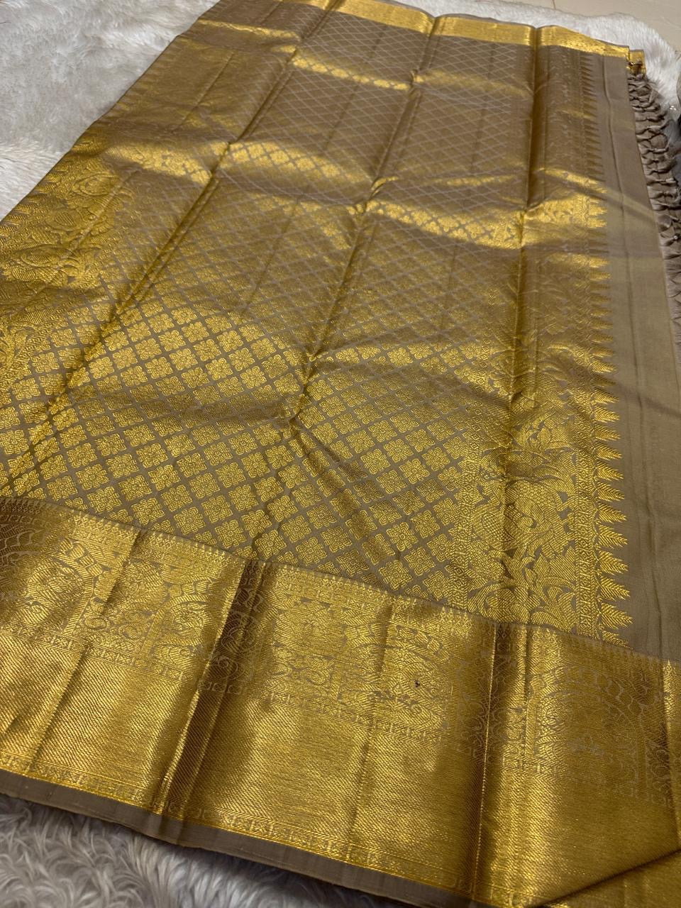 Chiku Orchard – Pure Kanchipuram Silk Saree
Elegant Chiku (Taupe) Body with Gold Paisley Buttas
Rich Antique Gold Zari Borders with Floral Motifs
Grand Gold Zari Pallu with Traditional Kattam Design
Silk Mark Certified | Ready to Ship | ships in two weeks