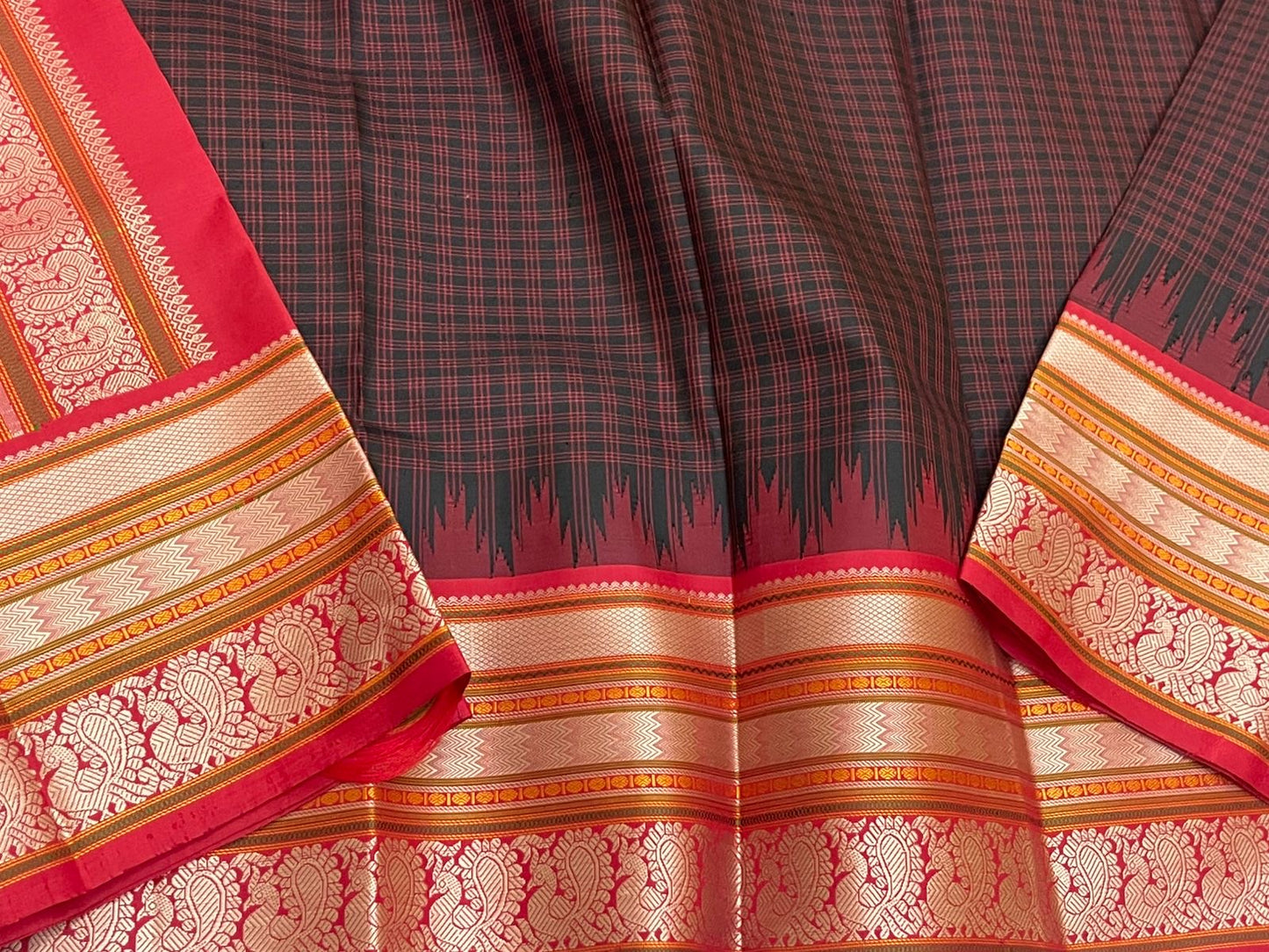 ✨ Pavazham — Pure Silk Kanchipuram Saree ✨
Silk Red Varisaipet in Coral, Crimson & Maroon with zari brocade panels 💫
Silk Mark Certified ✅ | Fall & Pico Done ✅ | Blouse Stitching ($30) ✅ | Ships in 1 Week | Free USA Shipping 🇺🇸