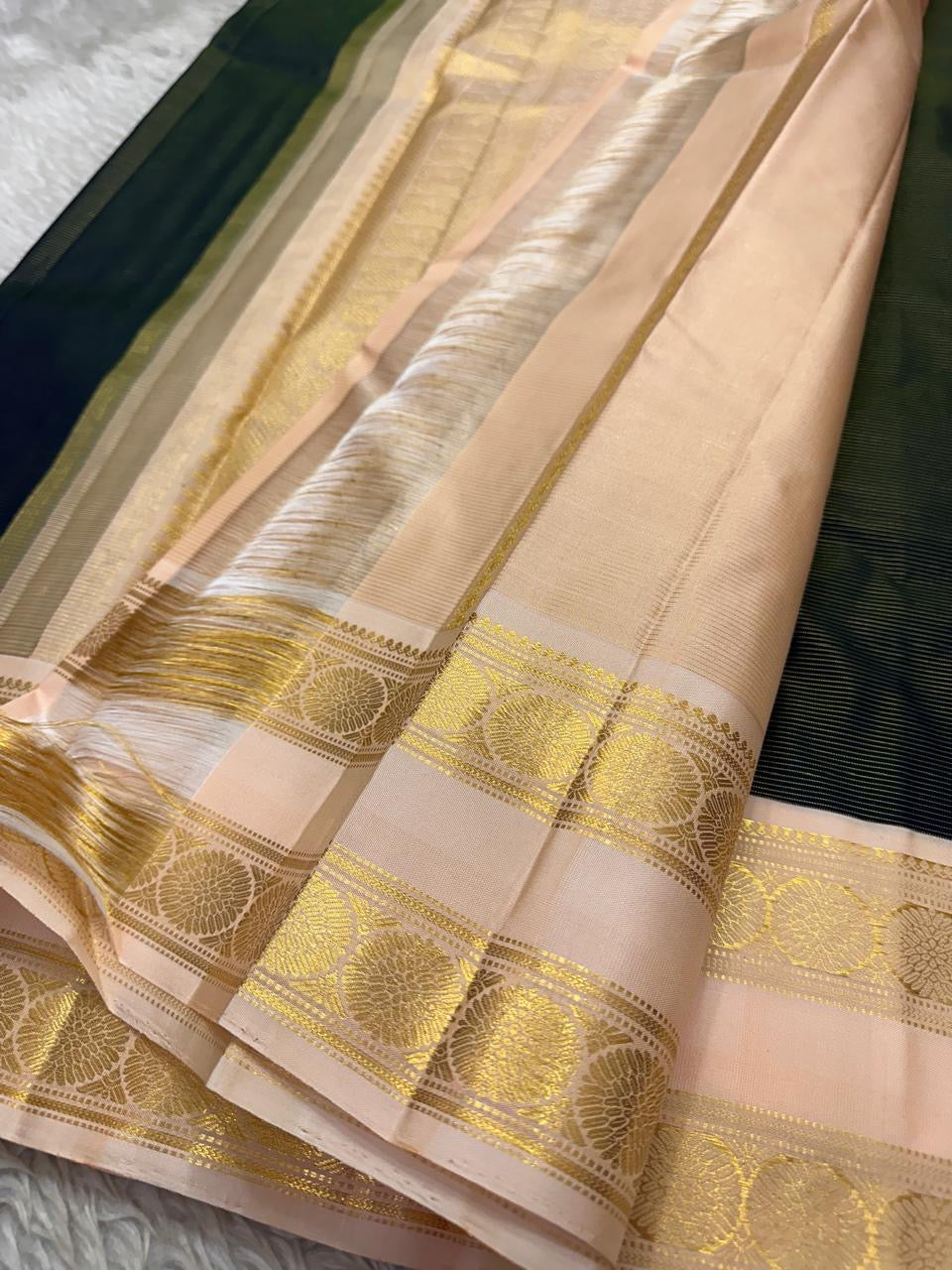 Haritha Pale Rose Vairaoosi — Pure Silk Kanchipuram Saree
Deep Forest-Green Vairaoosi Body with Pale-Rose Korvai Border & Gold Chakra Zari
Silk Mark Certified • Free USA Shipping • Ships in Two Weeks ✅