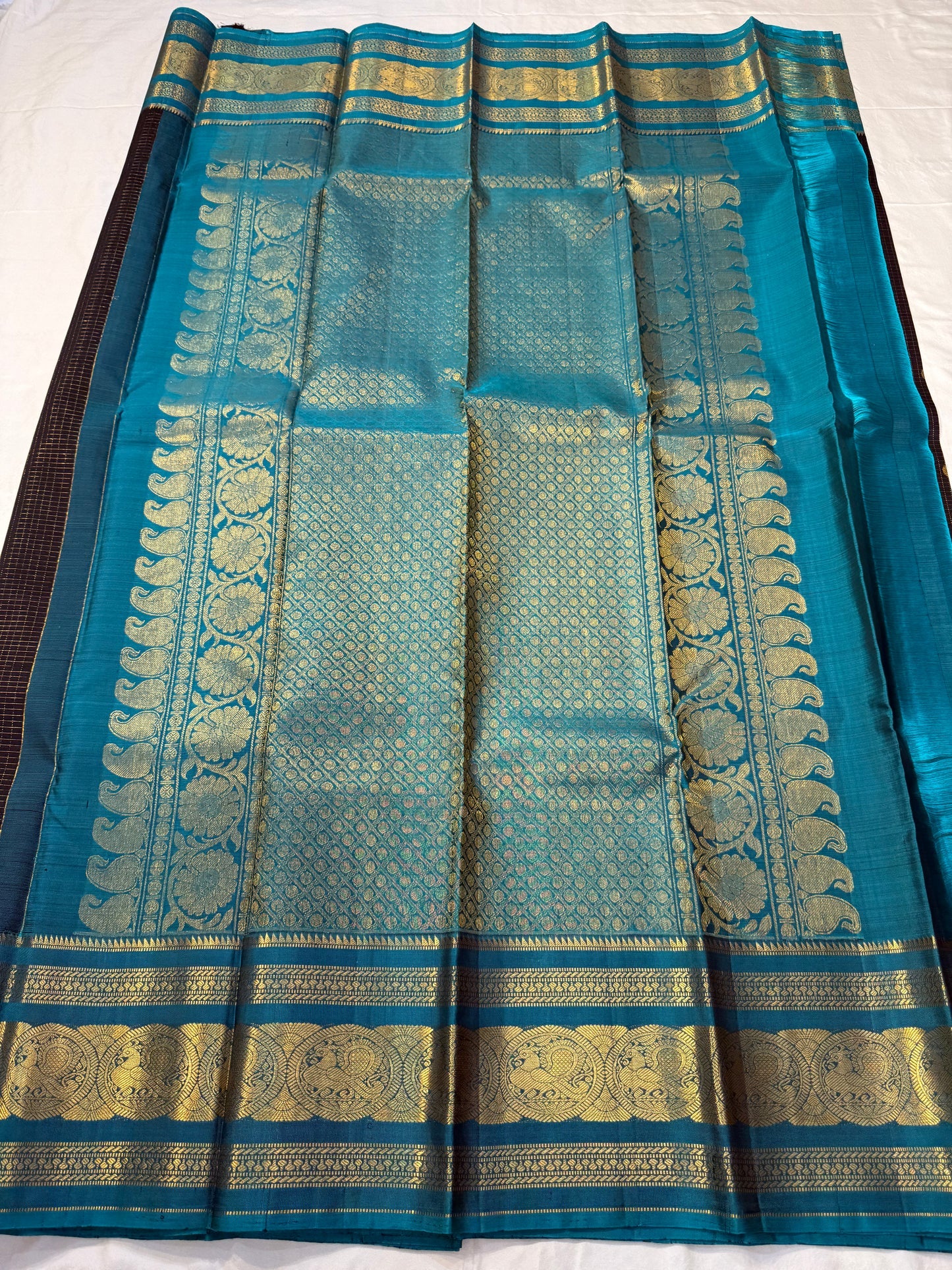 Karuppu Pakshi Kattam – Pure Korvai Kanchipuram Silk Saree
Charcoal black podi kattam body with coin-gold buttas
Peacock-teal korvai border & pallu with pakshi medallion zari
Silk Mark Certified | Blouse Piece Included | Fall & Pico Done
Free Shipping