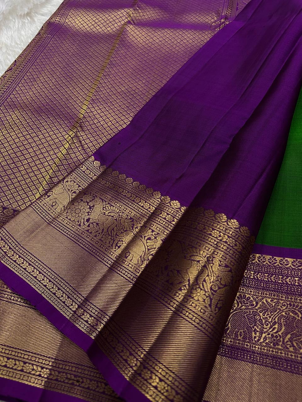 Green Amethyst Grove — Pure Silk Kanchipuram Saree
Emerald-Green Body with Gold Buttas & Royal-Purple Elephant Zari Border ✨
Silk Mark Certified • Free USA Shipping • ships in 2 weeks