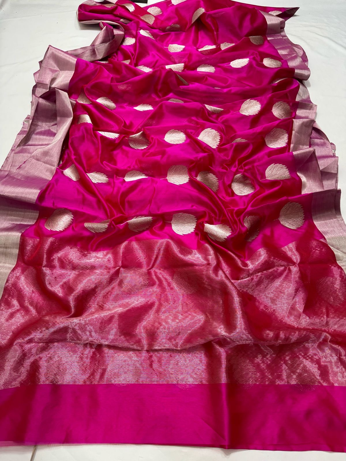 Fuchsia Pink Chanderi Pure Silk Saree with Zari Lotus Buttas and Radiant Gold Pallu
Light as a dream and luminous as morning light, this saree glows in rich fuchsia silk.
Ornate handwoven lotus buttas bloom across the body in fine gold zari.