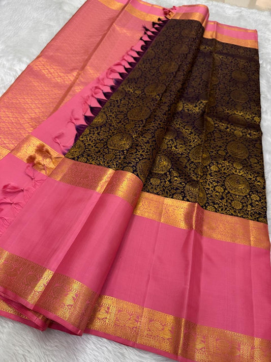 Chandra Pushpam – Rani Pink & Aubergine Pure Silk Kanchipuram ✨🌸
Contrast Aubergine Brocade Pallu with Golden Jaal 🌌
Yellow-Gold Zari Borders with Annam & Floral Motifs 🦚
Silk Mark Certified ✅ | Fall & Pico Done ✅
Free Shipping within USA 🚚 |