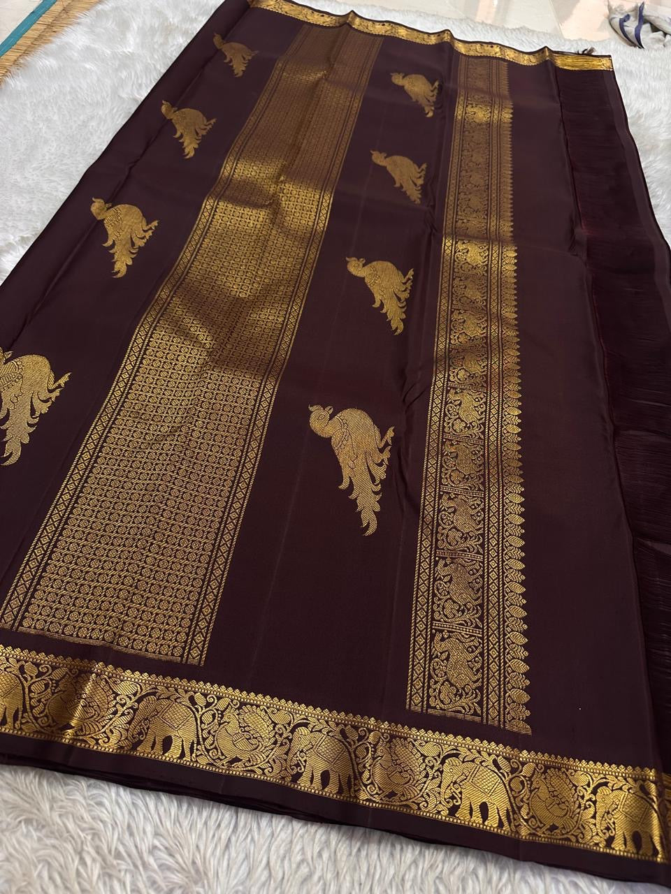 Rust Orange Kili — Pure Silk Kanchipuram Saree
Rust-orange body with gold zari kili (parrot) motifs ✨
Deep coffee-brown korvai borders & grand brocade pallu
Silk Mark Certified • Ships in Two Weeks • Free Shipping within USA