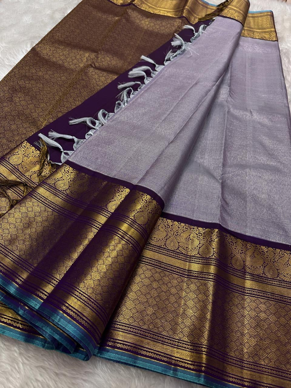 Vadamalli Lilac Kattam — Kanchipuram Pure Silk
Plum (Vadamalli) body • Rich gold zari diamond-jaal pallu
Royal mango–paisley borders with teal selvedge piping
Silk Mark Certified ✅  Free Shipping within USA ✅
Ships in Two Weeks | Dispatch in 1 W