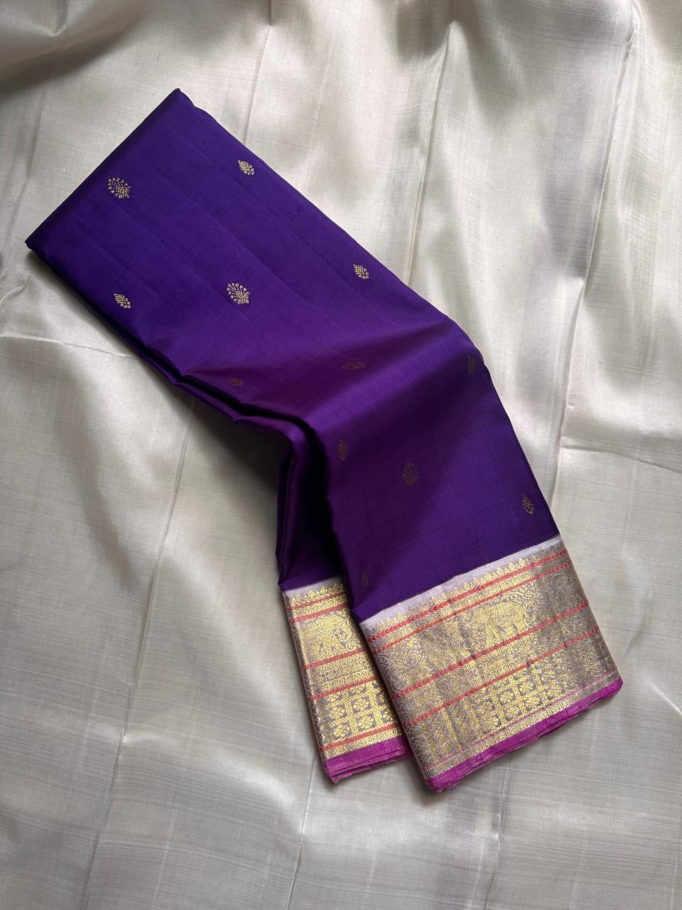 Shubra — Pure Silk Kanchipuram Saree
Royal Purple with Gold Buttas & Silver-White Tissue Border ✨
Silk Mark Certified • Fall & Pico Done • Free USA Shipping • Ships in Two Weeks ✅