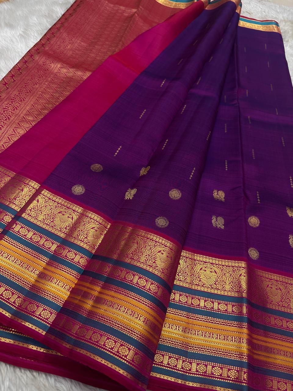 Kamini ✨ — Magenta & Purple Pure Kanchipuram Silk Saree
With Bold Multi-Colored Traditional Korvai Border
Adorned in Fine Gold Zari with Intricate Motifs
Grand Purple Pallu Woven in Classic Zari Weaves
Contrast Blouse with Matching Korvai Border