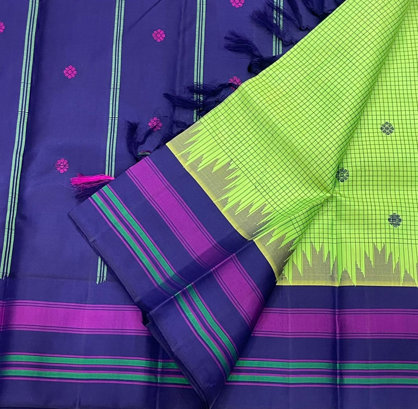 Meadow Green Thazampoo Reku — Pure Silk Kanchipuram Saree
Vibrant meadow-green body with floral buttas & contrast indigo pallu 🌿
Korvai weave with thazampoo reku (petal) motif & magenta borders ✨
Silk Mark Certified • Free Shipping within USA •