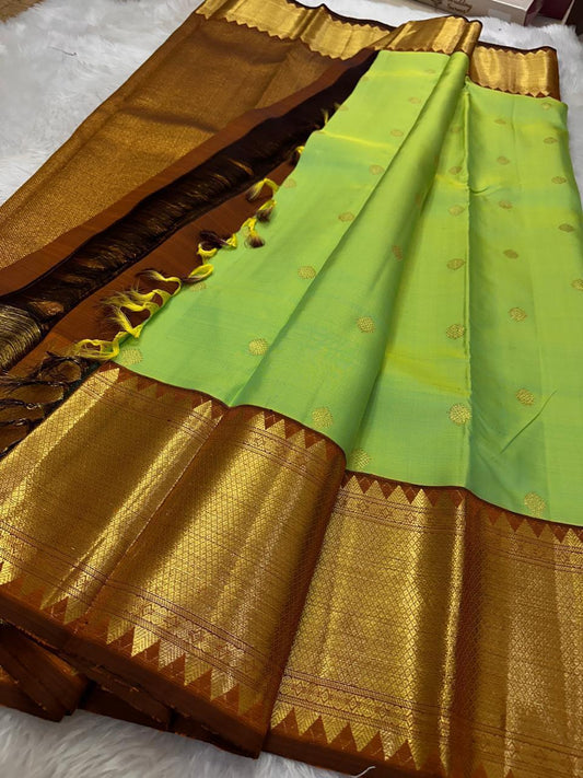 ✨ Cardamom and lime green  Shot Butta — Pure Silk Kanchipuram Saree ✨
Arakku Korvai Border
Antique Gold Brocade Pallu with Temple Reku Weave
Silk Mark Certified ✅ • Fall & Pico Done ✅
Free USA Shipping 🇺🇸 • Ships in 1 Week 🪔