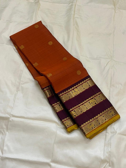 Rust Orange Varisaipet Mayil Chakram – Korvai Kanchipuram Silk Saree
Rust-orange body with gold chakram & peacock buttas
Vadamalli korvai border with varisaipet stripes & elephant motifs
Rich zari-brocade pallu | Contrast vadamalli blouse | silk mark