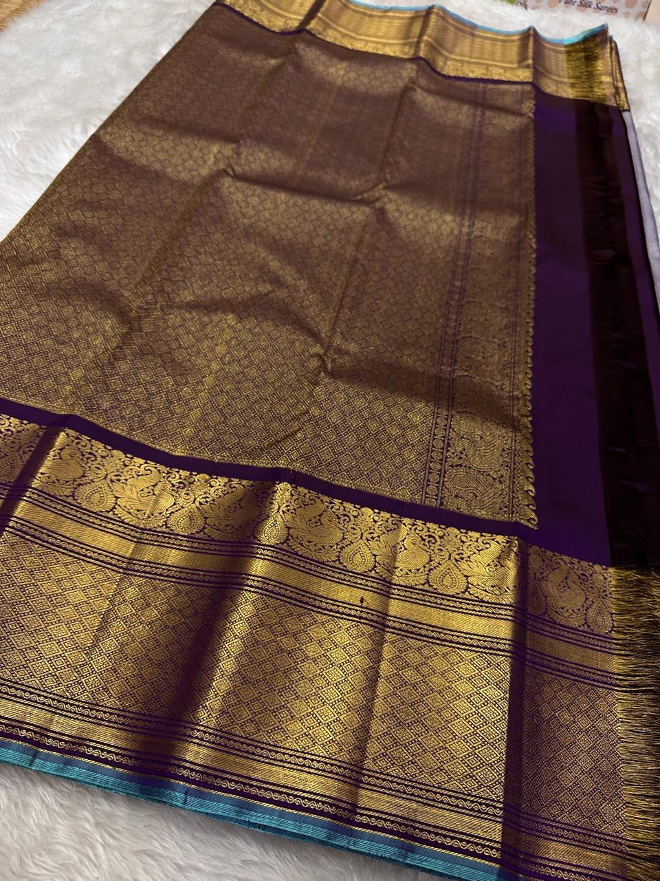 Vadamalli Lilac Kattam — Kanchipuram Pure Silk
Plum (Vadamalli) body • Rich gold zari diamond-jaal pallu
Royal mango–paisley borders with teal selvedge piping
Silk Mark Certified ✅  Free Shipping within USA ✅
Ships in Two Weeks | Dispatch in 1 W
