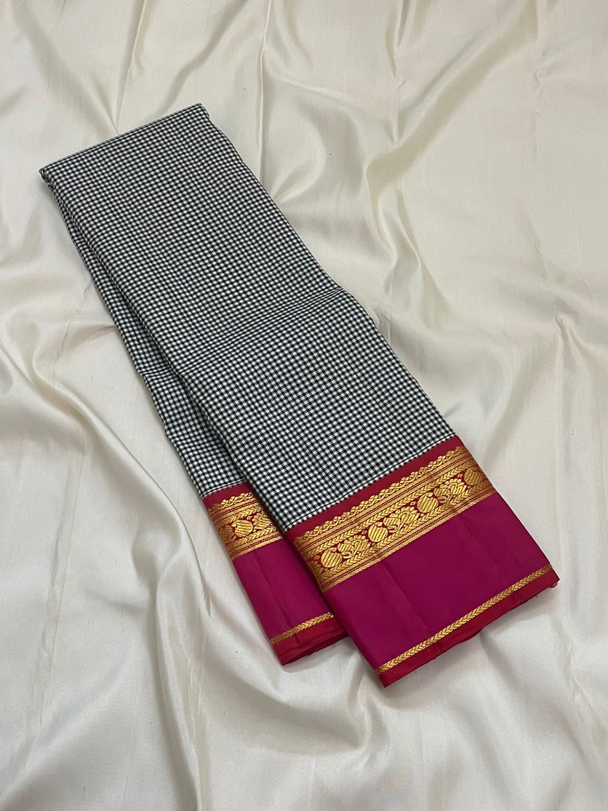 Rani Ember Podi Kattam — Pure Silk Kanchipuram Saree
Black & Ivory Micro Checks with Rani Magenta–Orange Korvai Border ✨
Silk Mark Certified • Fall & Pico Done • Ships in Two Weeks • Free USA Shipping ✅