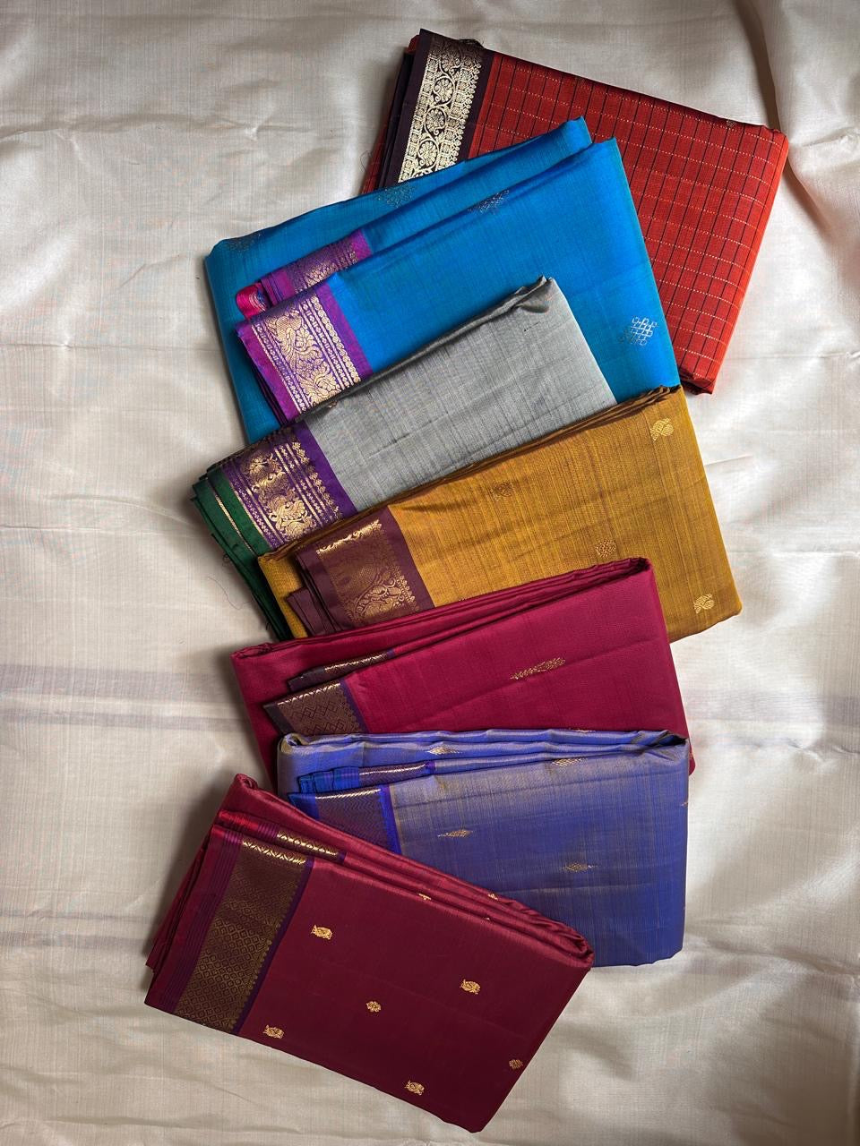Vaidehi Violet Shot Amethyst – Pure Kanchipuram Silk Saree ✨
Featuring gold paisley buttas, vaira-oosi diamond borders & royal violet pallu 💜
Silk Mark Certified ✅ | Ships in Two Weeks | Free Shipping within USA 🇺🇸