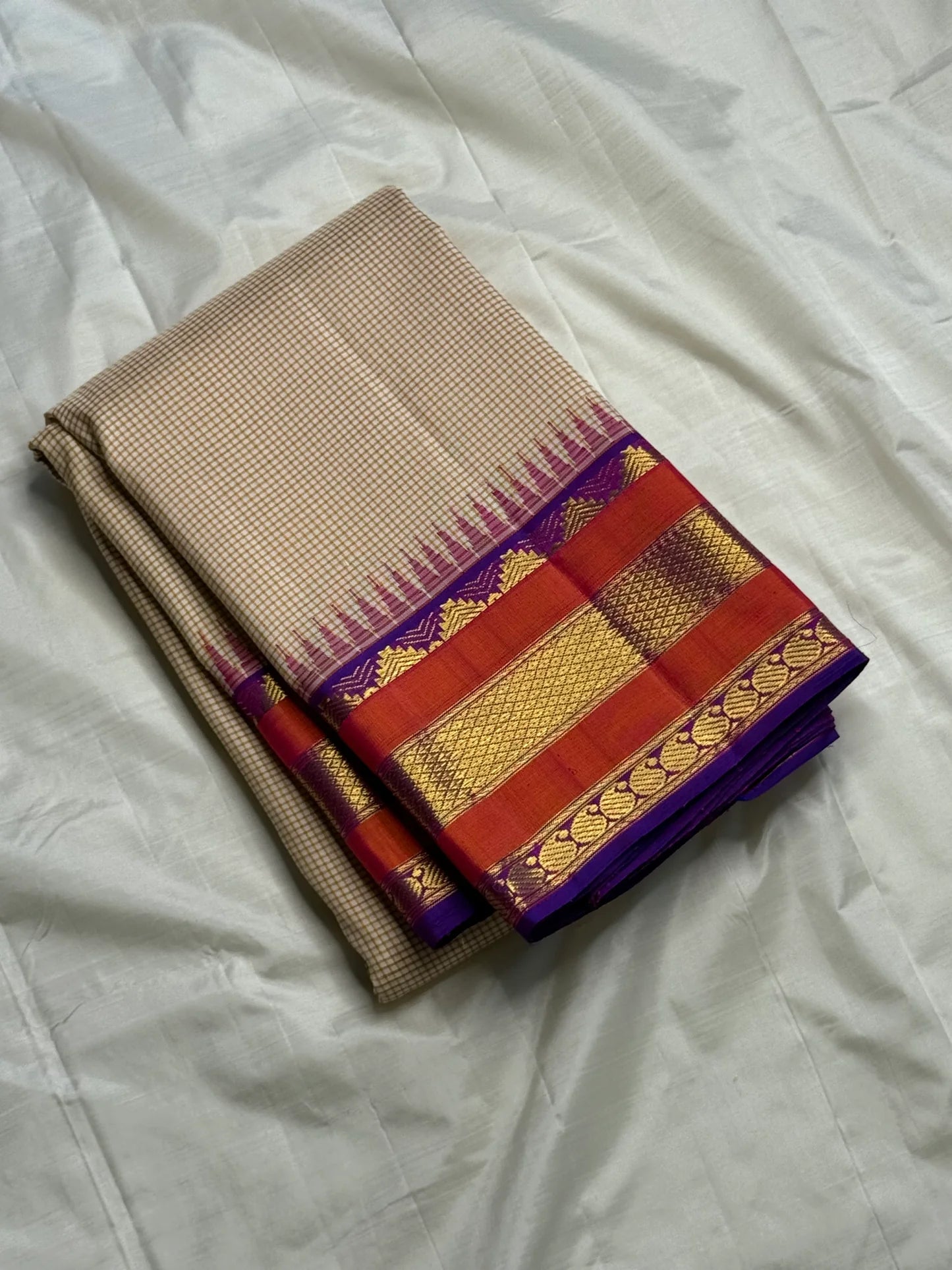 Biscuit Kattam Amethyst Purple — Pure Silk Kanchipuram
Biscuit-beige micro-checks with orange korvai borders & amethyst-purple pallu ✨
Silk Mark Certified • Antique Zari Weave • Ships in Two Weeks • Free Shipping within USA