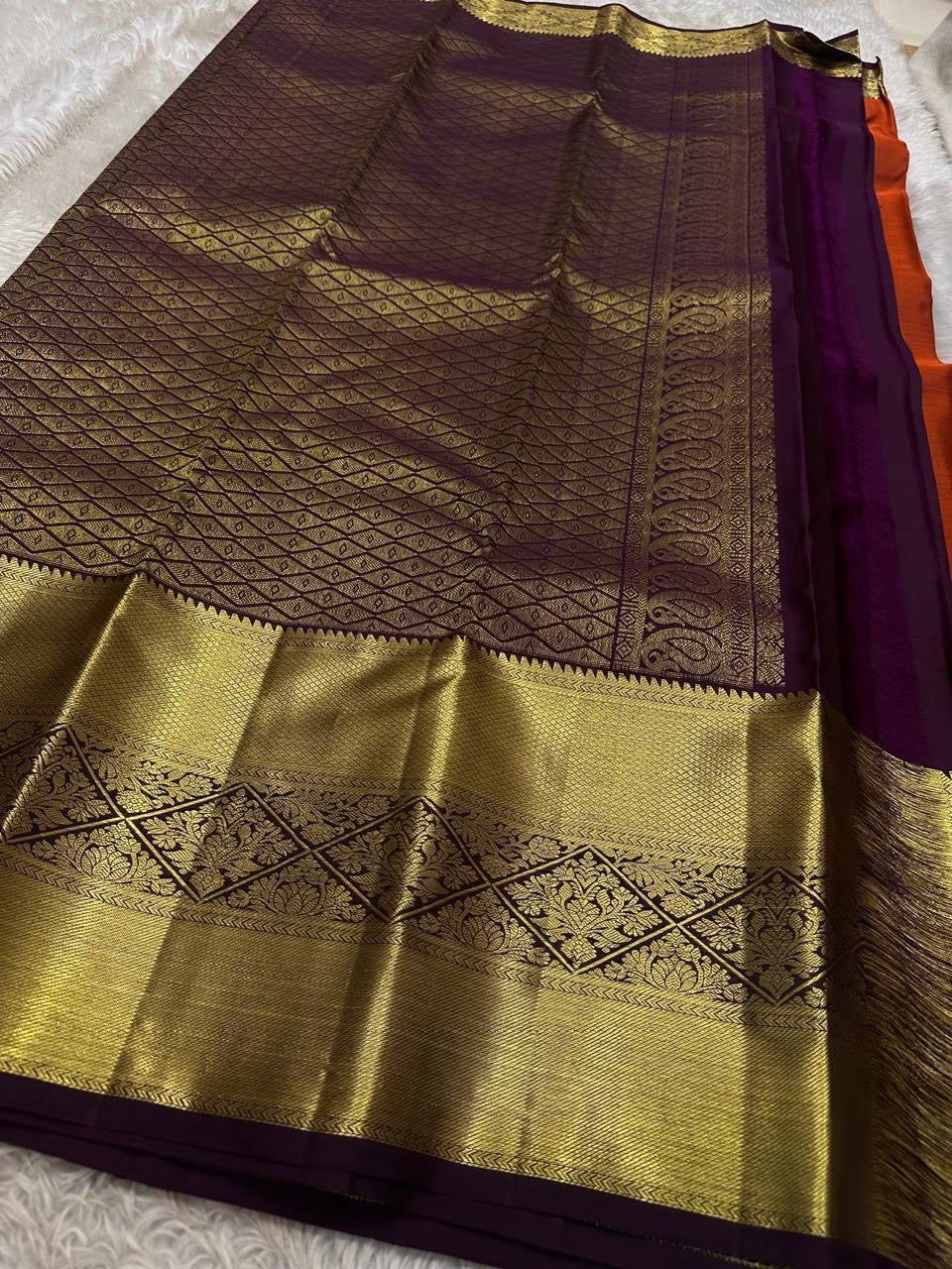 Rust Orange Malli Arangam β Pure Silk Kanchipuram β¨πͺ
Jasmine (Malli) Zari Motifs on Body β Subtle & Elegant β¨
Antique-Gold Diamond Jaal Borders & Vadamalli Pallu π
Silk Mark Certified β
 | Fall & Pico Done β
Free Shipping within USA π | 2  weeks