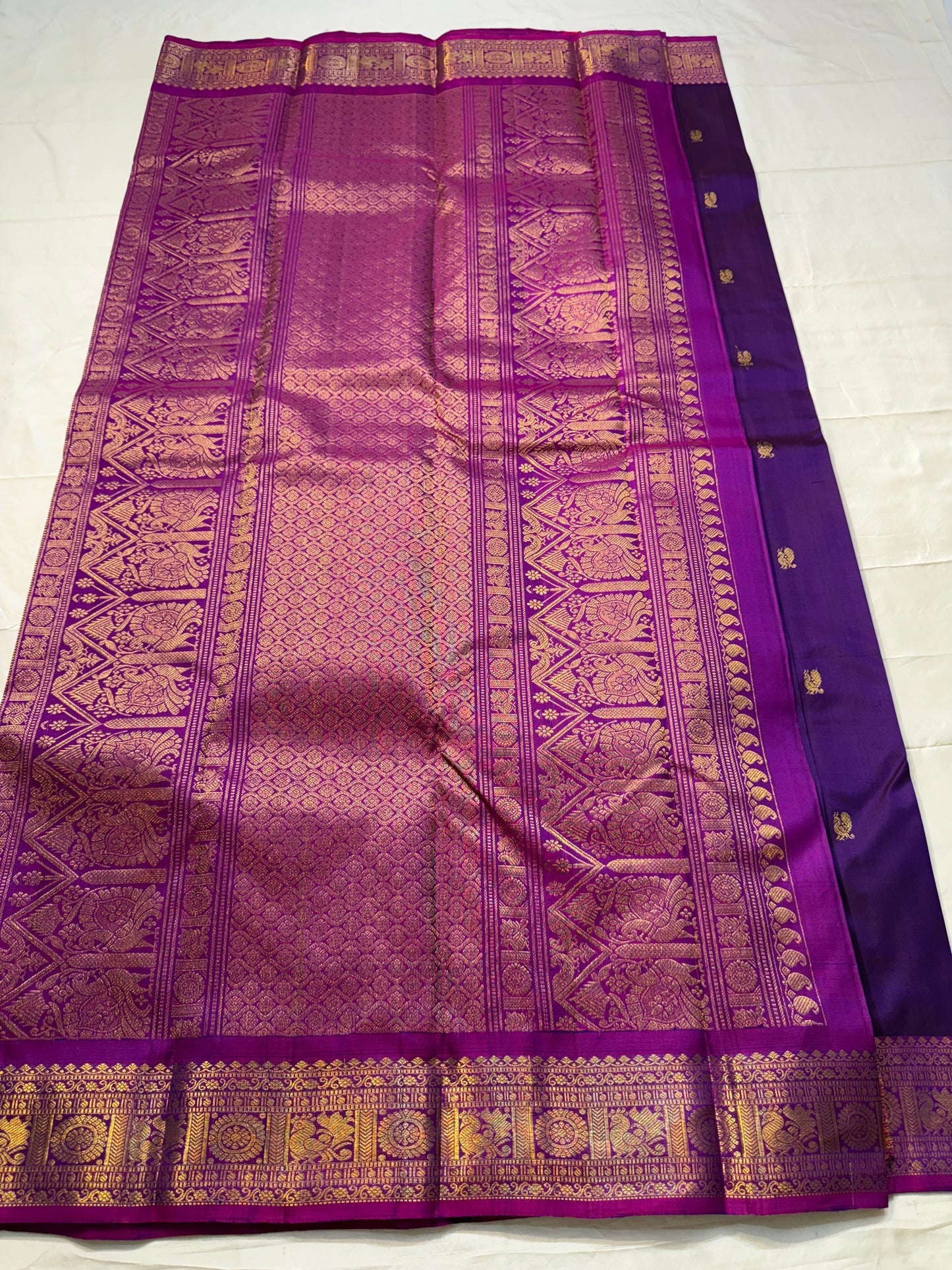 Vedhavalli — Pure Silk Kanchipuram Saree
Royal purple with gold mango buttas & korvai fuchsia border
Magenta–gold brocade pallu, tasselled finish
Silk Mark Certified ✅ • Free USA Shipping ✅ • Ships in Two Weeks ✅
