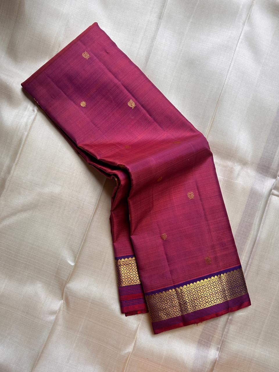 Vaidehi Violet Shot Amethyst – Pure Kanchipuram Silk Saree ✨
Featuring gold paisley buttas, vaira-oosi diamond borders & royal violet pallu 💜
Silk Mark Certified ✅ | Ships in Two Weeks | Free Shipping within USA 🇺🇸