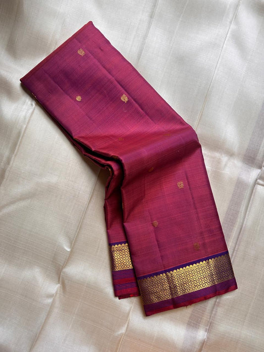 Vaidehi Violet Shot Amethyst – Pure Kanchipuram Silk Saree ✨
Featuring gold paisley buttas, vaira-oosi diamond borders & royal violet pallu 💜
Silk Mark Certified ✅ | Ships in Two Weeks | Free Shipping within USA 🇺🇸