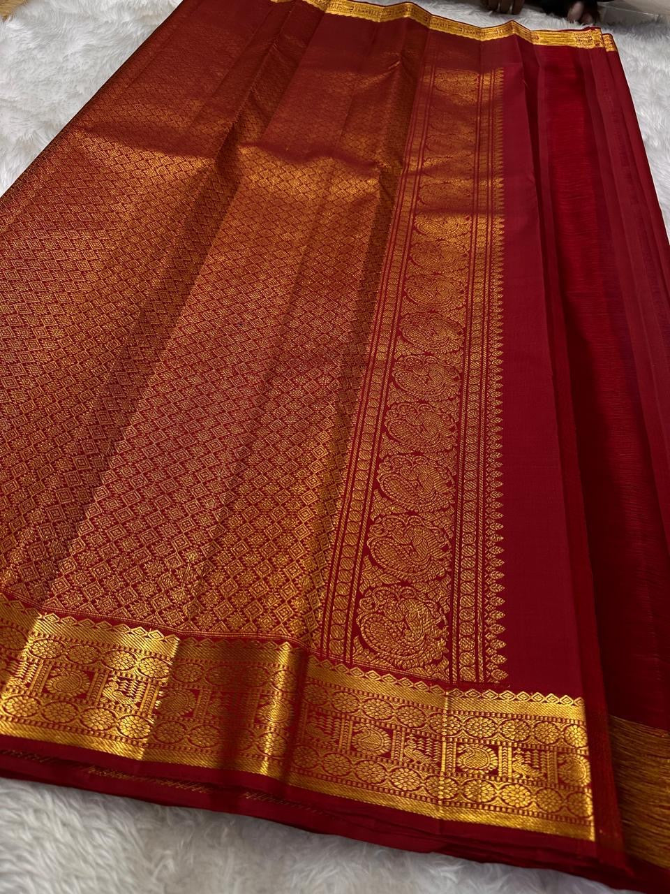 ✨ Kemp Red — Pure Silk Kanchipuram Saree ✨
Rich ruby-red body with gold zari coin buttas, antique gold korvai border & grand brocade pallu.
Silk Mark Certified • Free USA Shipping • Ships in 2 Weeks • Blouse Stitching $30 ✅