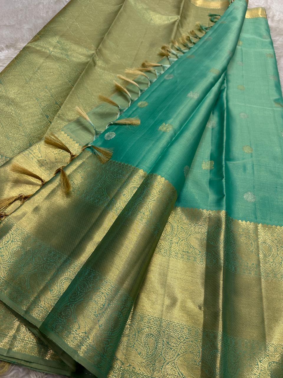Minted Teal Glow Vaira-oosi
Pastel Teal Body with Silver “Chakram” Buttas
Antique-Gold Zari Paisley Border & Rich Woven Pallu
Silk Mark Certified ✅ Free Shipping within USA ✅
Ships in Two Weeks ✅ Blouse Stitching Available ✅