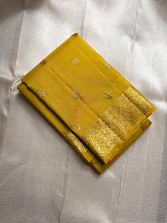 ✨ Maragatha Manjal — Pure Silk Kanchipuram Saree ✨
Radiant turmeric–marigold yellow with gold zari coin & floral buttas, peacock–paisley border & grand brocade pallu.
Silk Mark Certified • Free USA Shipping • Ships in 2 Weeks • Blouse Stitching $30 ✅