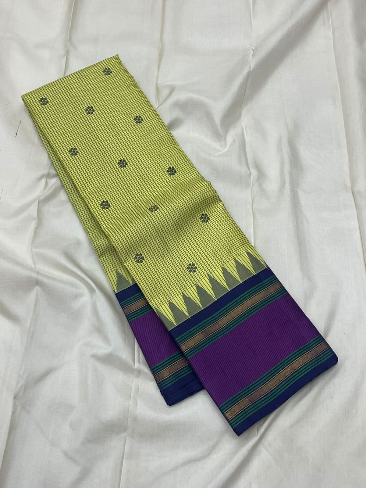Chartreuse Royal Blue Purple Kattam • Pure Silk Kanchipuram Saree
Neon Chartreuse Checks with Silk-Thread Buttas • Royal Blue Pallu & Amethyst Borders
Silk Mark Certified • Free USA Shipping • Ships in Two Weeks ✅