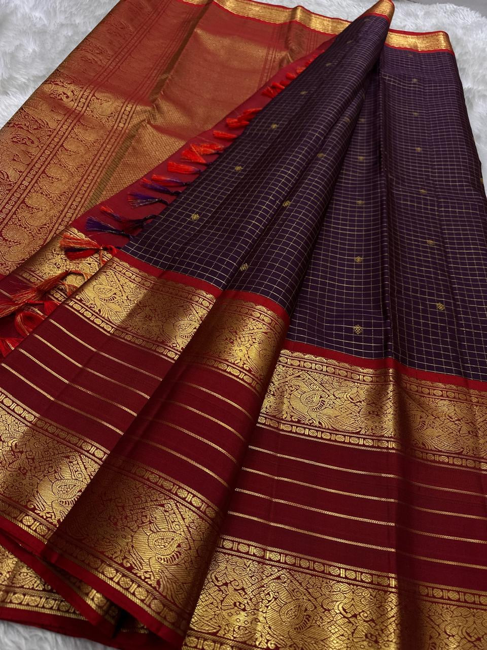 Temple Crimson ✨ – Pure Kanchipuram Silk Saree
Bridal Crimson Red Silk with Regal Gold Zari Weave
Broad Brocade Borders with Peacock & Paisley Motifs
Majestic 2g Pallu with Intricate Heritage Patterns
Silk Mark Certified, delivery in 2 weeks